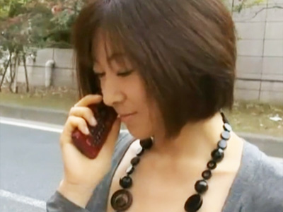 欲求不満の人妻がタクシーおやじに押し倒されて不倫ハメに悶えまくり